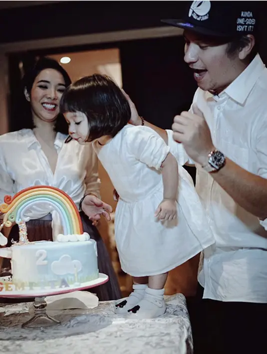 Kejutan itu yang membuat sang ibu merasa sedih. Akibat pekerjaan, ia tidak bisa merayakan ultah putrinya bareng dengan suami. Seperti diketahui, Gisel sedang sibuk dengan film barunya, Cek Toko Sebelah. (dok. Instagram)