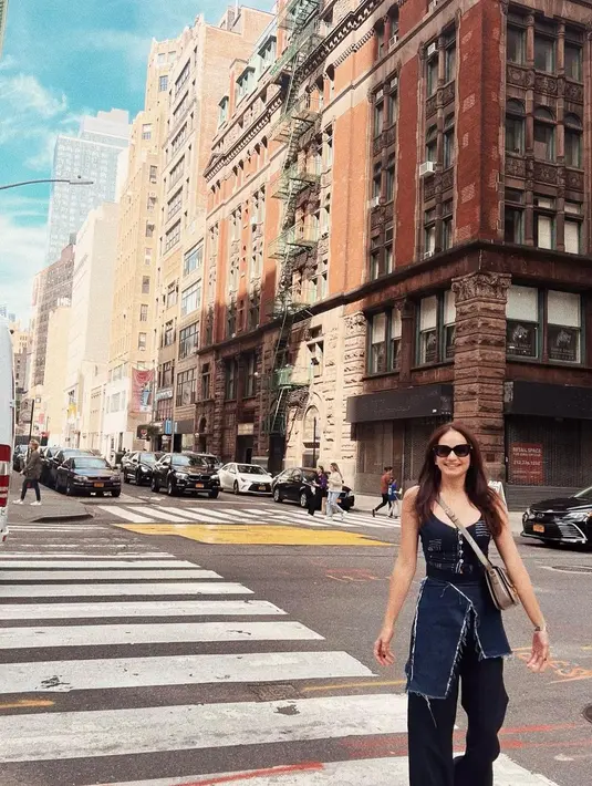 Tampilan serba hitam Enzy Storia dengan celana kulot dan asymmetric obi buat gaya makin chic. @enzystoria.