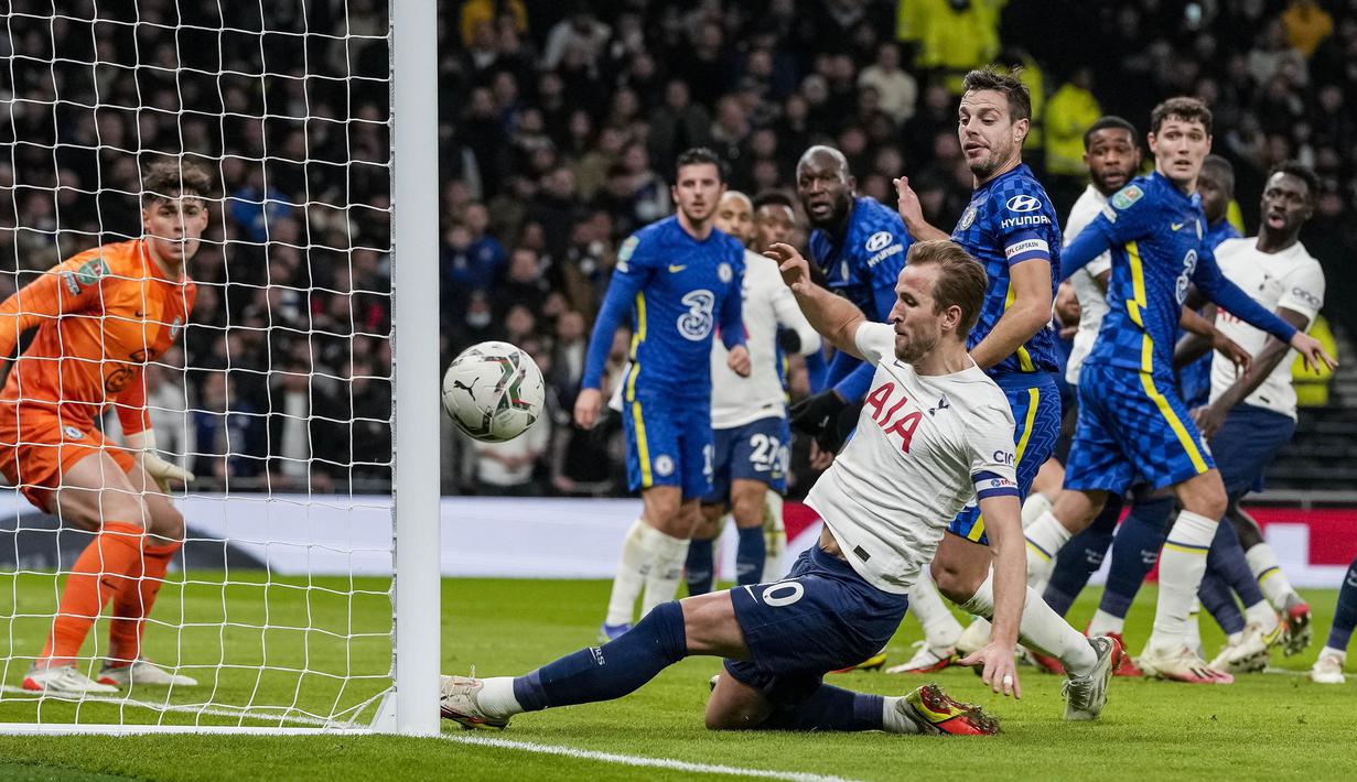 Sementara itu Tottenham yang tak mau menanggung malu di kandang sendiri beberapa kali berusaha mengancam pertahanan Chelsea. Namun sayang hasil kerja keras Harry Kane dan kawan-kawan belum membuahkan hasil. Hingga laga bubar, skor 1-0 tetap bertahan. (AP/Alastair Grant)