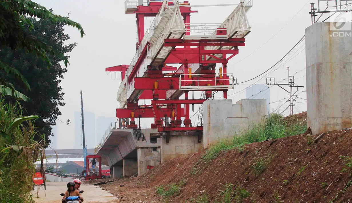 Kondisi konstruksi DDT Manggarai-Cikarang yang masih dalam tahap penyelesaian di kawasan Manggarai, Jakarta, Sabtu (15/7). Proyek 38 km ini dibagi 3 ruas, yaitu Manggarai-Jatinegara, Jatinegara-Bekasi, dan Bekasi-Cikarang (Liputan6.com/Angga Yuniar)