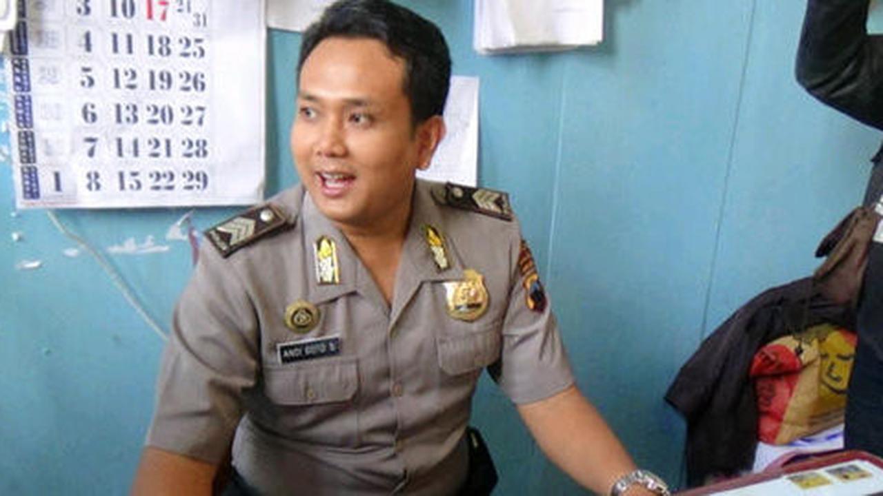 Ayah Andy sering bergaul dengan turis