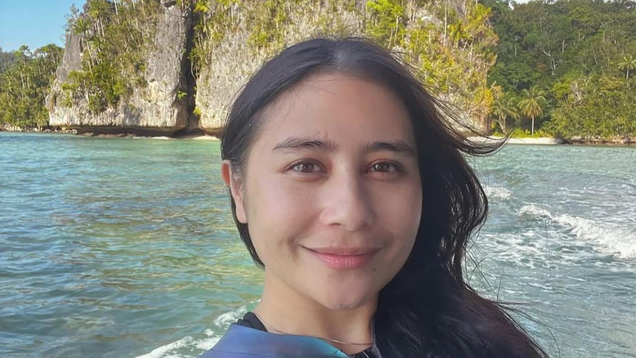 Pesona Pantai dan Buku Favorit, Prilly Latuconsina Pikat Ribuan Penggemar
