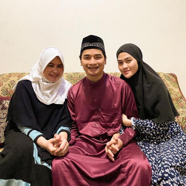Alvin Faiz bersama istri dan ibunda.