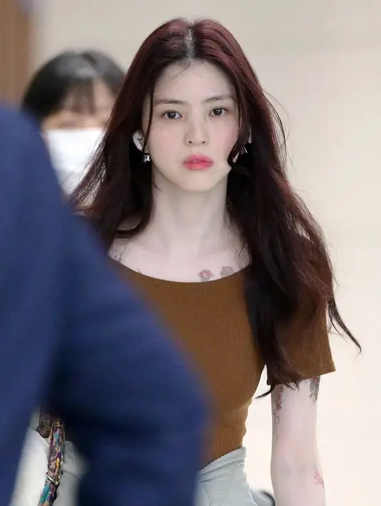 <p>Bahkan sekembalinya ke Korea melalui Bandara Incheon, Han So Hee menjadi topik hangat ketika tatonya masih terekspose dengan jelas. (Foto: Newsen via Koreaboo)</p>