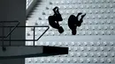 Siluet pasangan atlet loncat indah, Andriyan (kanan) dan Adityo Restu Putra saat beraksi pada nomor menara synchro putra Kejurnas Akuatik 2026 di Stadion Akuatik Gelora Bung Karno, Senayan, Jakarta, Selasa (05/05/2026). (Bola.com/Bagaskara Lazuardi)