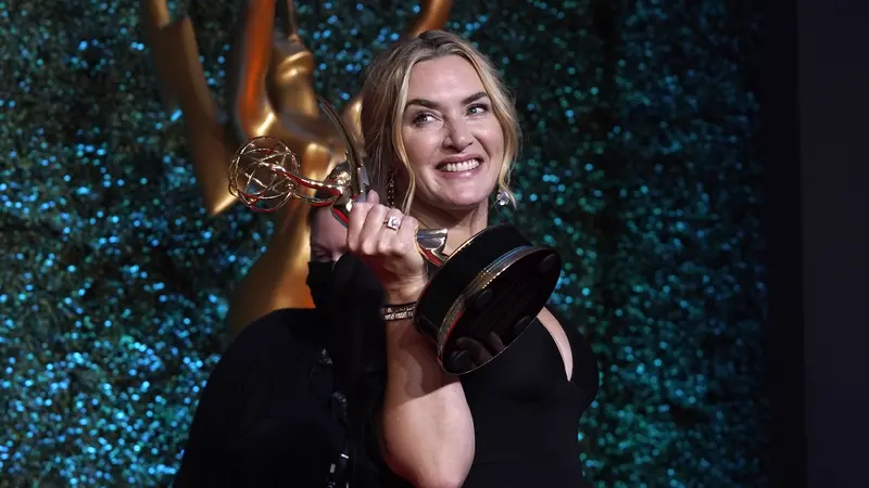 Kate Winslet dalam Emmy Awards 2021.  (AP Photo/Chris Pizzello)