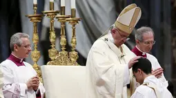 Paus Francis menahbiskan seorang imam baru di Basilika Santo Petrus, Vatikan, 17 April, 2016. Prosesi tersebut berjalan sakral dan khidmat.  (REUTERS / Alessandro Bianchi)