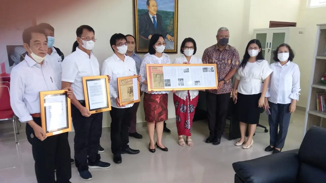 Penyerahan sejumlah dokumen dari cucu Pahlawan Nasional Sam Ratulangi untuk Kampus Unsrat Manado.