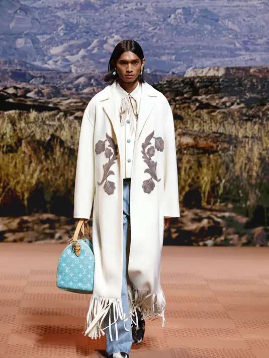 Menggunakan keahlian terbaik, mulai dari permata berharga hingga lukisan tangan dan teknik sulaman yang ahli, koleksi ini menonjolkan ikonografi pakaian Amerika Barat. [Foto: Document/Louis Vuitton]