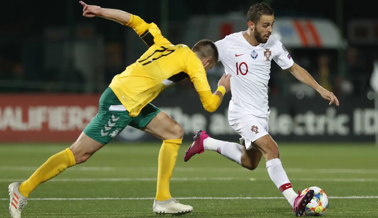 Gelandang Portugal, Bernardo Silva menggiring bola dari kejaran pemain Lithuania, Mantas Kuklys pada pertandingan grup B Kualifikasi Euro 2020 di stadion LFF di Vilnius (10/9/2019). Portugal menang telak atas Lithuania 5-1. (AP Photo/Mindaugas Kulbis)