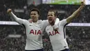 Harry Kane (kanan) merayakan golnya bersama Dele Alli saat melawan Arsenal pada lanjutan Premier League di Wembley stadium, London, (10/2/2018). Tottenham menang tipis 1-0 atas Arsenal. (AP/Matt Dunham)