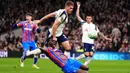 Namun, keunggulan tersebut tak berlangsung lama setelah Micky van de Ven melakukan pelanggaran terhadap Ismaila Sarr di dalam kotak penalti. Skor berubah menjadi 1-1 usai Sarr menjebol gawang Tottenham Hotspur dari titik putih. (AP Photo/John Walton)