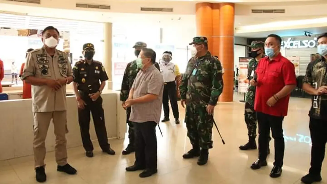 Olly saat meninjau pusat perbelanjaan di Manado yang akan segera dibuka kembali meski kasus positif  Covid-19 terus meningkat.