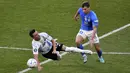 Pemain Italia Nicolo Barella (kanan) menjegal pemain Argentina Giovani Lo Celso pada pertandingan sepak bola Finalissima di Stadion Wembley, London, Inggris, 1 Juni 2022. Argentina menang 3-0. (AP Photo/Rui Vieira)