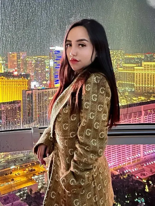 Bak sosialita muda, Salmafina Sunan juga menunjukkan pesonanya lewat berbagai outfit branded saat berlibur ke Las Vegas. Foto ini diabadikan saat ia berkunjung ke salah satu destinasi wisata bianglala yang ada di sana, High Roller. (Liputan6.com/IG/@salmafinasunan)