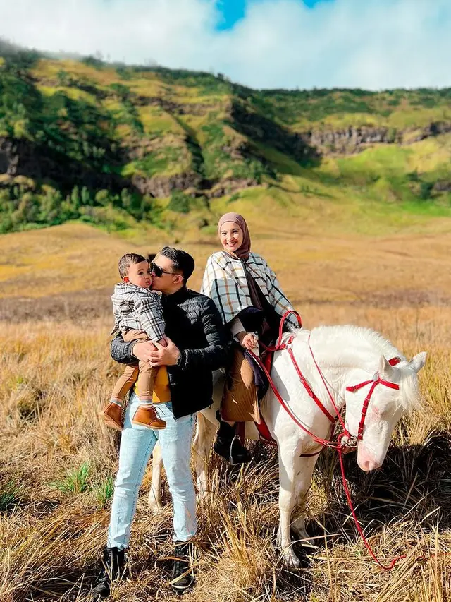 Zaskia Sungkar, Irwansyah, dan Ukkayasa berwisata ke Gunung Bromo. (Foto: Instagram/zaskiasungkar15)