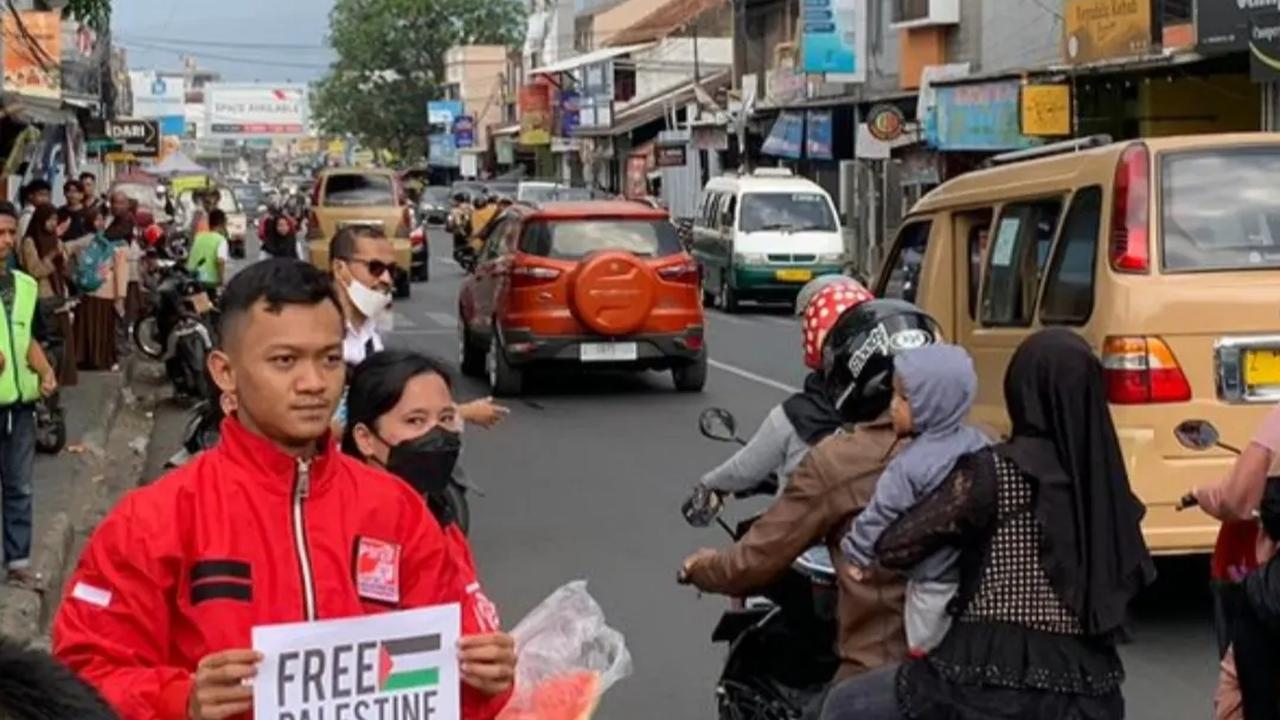 Dukung Palestina, PSI Bagikan Semangka di Garut