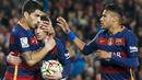 Pemain Barcelona, Luis Suarez, Lionel Messi dan Neymar merayakan gol saat melawan Sporting Gijon pada lanjutan La Liga Spanyol di Stadion Camp Nou, Barcelona, Sabtu (23/4/2016). (Reuters/Albert Gea)