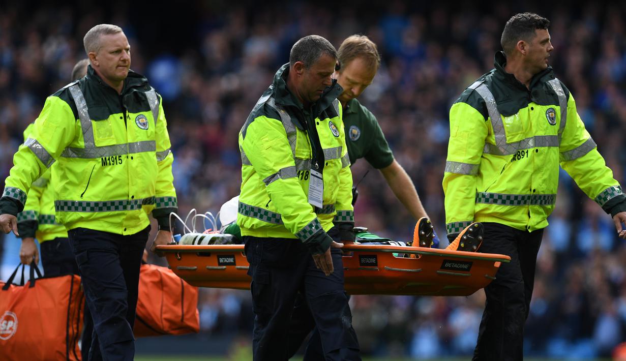 Kiper Manchester City, Ederson dibwa keluar lapangan dengan tandu usai wajahnya dihantam kaki pemain Liverpool Sadio Mane saat pertandingan Liga Inggris di Stadion Etihad, Manchester (9/9). (AFP Photo/Paul Ellis)
