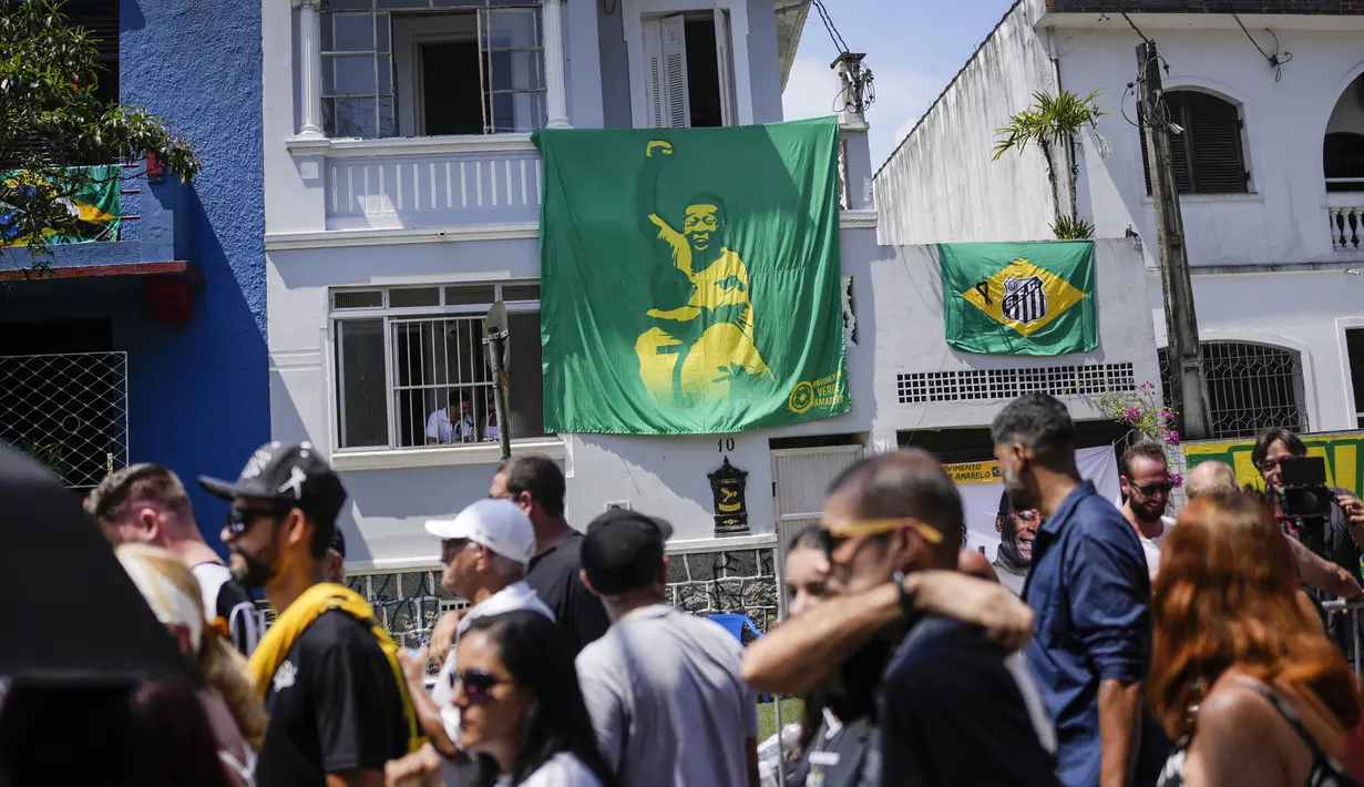 Mendiang yang merupakan legenda Brasil itu meninggal pada Kamis, 29 Desember 2022 setelah berjuang melawan kanker. Dia berusia 82 tahun. (AP Photo/Matias Delacroix)