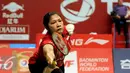 Pebulutangkis tunggal putri Indonesia, Lindaweni Fanetri menahan smesh Soraya De VischEijbergen (Belanda) di Total BWF Championships 2015 di Jakarta, Senin (10/8/2015). Lindaweni unggul 21-13 dan 21-15. (Liputan6.com/Helmi Fithriansyah)