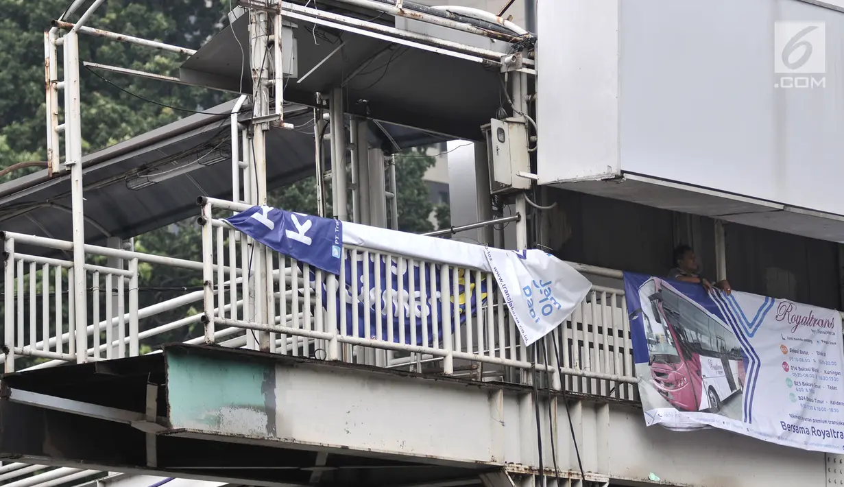 Kondisi jembatan penyeberangan orang (JPO) Polda Metro Jaya, Jakarta, Selasa (8/5). JPO yang terintegrasi dengan Halte Transjakarta tersebut merupakan satu dari 12 JPO di Jalan Jenderal Sudirman-MH Thamrin. (Merdeka.com/Iqbal Nugroho)
