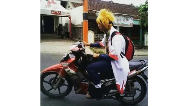 6 Potret Cosplay di Tempat Umum Ini Bikin Tepuk Jidat