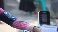 Ilustrasi pemeriksaan tekanan darah, darah tinggi. (Photo by Mufid Majnun on Unsplash)