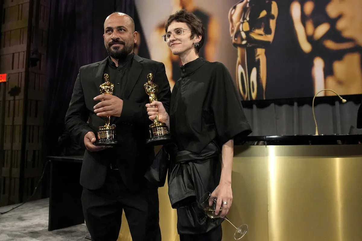 Hamdan Ballal (kiri) dan Rachel Szor dalam Piala Oscar 2025 (AP Photo/John Locher)