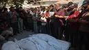 Para pelayat melakukan shalat jenasah korban warga Palestina yang tewas akibat serangan tentara Israel di pelabuhan Kota Gaza sehari sebelumnya, saat prosesi pemakaman di Kota Gaza, Rabu,19 Agustus 2026. (AFP/ Omar Al-Qattaa)