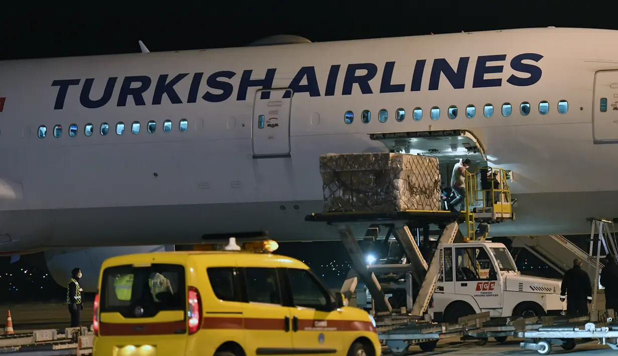 Pekerja menurunkan boks-boks vaksin COVID-19 Sinovac asal China di Bandara Esenboga di Ankara, Turki, pada 30 Desember 2020. Gelombang pertama sebanyak 3 juta dosis vaksin COVID-19 Sinovac asal China tiba di ibu kota Turki, Ankara, pada Rabu (30/12) pagi waktu setempat. (Xinhua/Mustafa Kaya)
