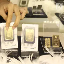 Petugas menunjukan dummy emas batangan saat pameran di Jakarta, Jumat (23/8/2019). Pada hari sebelumnya, harga emas mencapai Rp 755 ribu per gram. (Liputan6.com/Angga Yuniar)