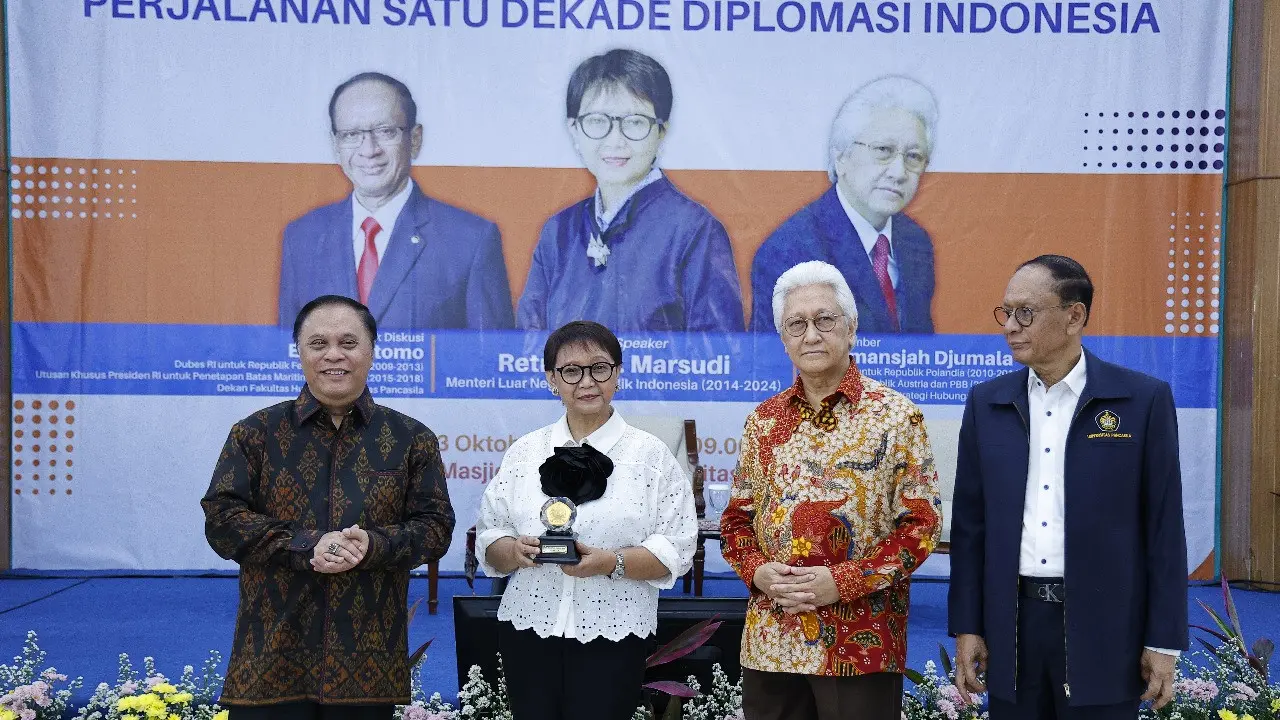 Rektor Universitas Pancasila (UP), Prof Marsudi Wahyu Kisworo bersama Menlu Retno Marsudi. (Istimewa)