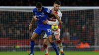 Pemain Arsenal Shkodran Mustafi berebut bola dengan pemain Everton Dominic Calvert-Lewin saat pertandingan Liga Inggris di Stadion Emirates, London (3/2). (AP Photo / Alastair Grant)