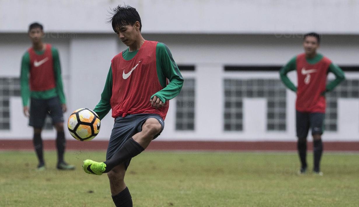 Gelandang Timnas Indonesia U-19, Muhammad Iqbal, melakukan juggling saat latihan di Stadion Wibawa Mukti, Bekasi, Senin (16/10//2017). Persiapan ini dilakukan jelang kualifikasi Piala Asia U-19. (Bola.com/Vitalis Yogi Trisna)