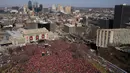 Potret udara parade kemenangan Kansas City Chiefs setelah memenangkan Super Bowl LVIII di Kansas City, Missouri, Amerika Serikat, Rabu (14/02/2024) waktu setempat. (AP Photo/Charlie Riedel)