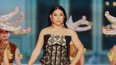 Dalam acara ini Anggun tampil menawan dengan gaun batik dari Ansoe. Banyak netizen dan penggemar memuji penampilannya yang memukai tersebut dengan berbagai pujian di kolom komentar Instagramnya. (Liputan6.com/IG/@teamanggun)