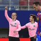 Penyerang Barcelona, Antoine Griezmann, melakukan selebrasi usai mencetak gol ke gawang Eibar pada laga Liga Spanyol di Stadion Ipurua, Sabtu (23/5/2021). Barcelona menang dengan skor 1-0. (AFP/Ander Gillenea)