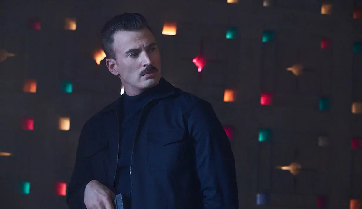 <p>Namun hidupnya berubah drastis ketika ia mendadak jadi orang yang diburu ke berbagai pelosok dunia oleh Lloyd Hansen (Chris Evans), mantan rekannya di CIA yang tak akan berhenti sebelum Gentry jatuh ke tangannya. (Foto: Netflix)</p>