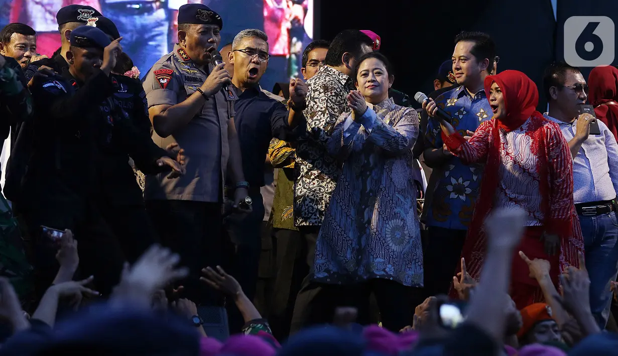Ketua DPR RI Puan Maharani bernyanyi bersama pedangdut Ikke Nurjanah di atas panggung hiburan dangdut di Lapangan DPR Senayan, Jakarta, Senin (21/10/2019). Acara untuk mengapresiasi aparat keamanan TNI-Polri yang bertugas menjaga suasana kondusif saat pelantikan presiden. (Liputan6.com/Johan Tallo)