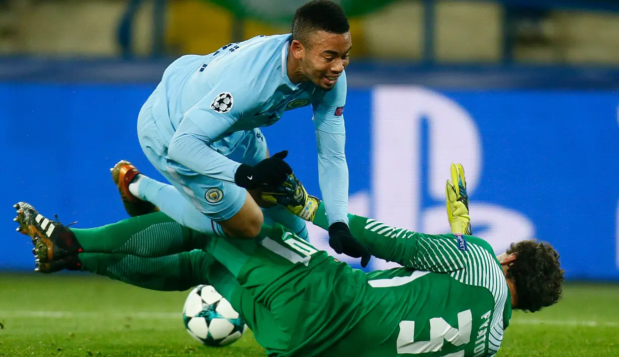 Kiper Shakhtar Donetsk, Andriy Pyatov menyelamatkan bola dari pemain Manchester City, Gabriel Gabriel pada matchday terakhir Grup F Liga Champions di Stadion Oblasny Sport Komplex Metalist, Kamis (7/12). Manchester City takluk 1-2. (AP / Efrem Lukatsky)