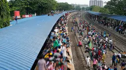 Suasana stasiun kereta saat mudik libur Idul Adha 1438 H di Dhaka, Bangladesh (1/9). Umat Muslim dari seluruh dunia sedang merayakan Idul Adha 1438 H. (A.M. Ahad)