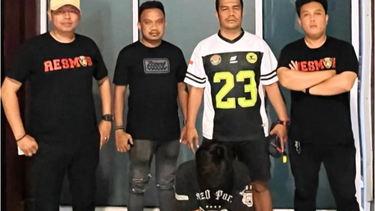 Pelaku pencurian emas saat diamankan Unit Resmob Polresta Kupang Kota (Liputan6.com/Ola Keda)