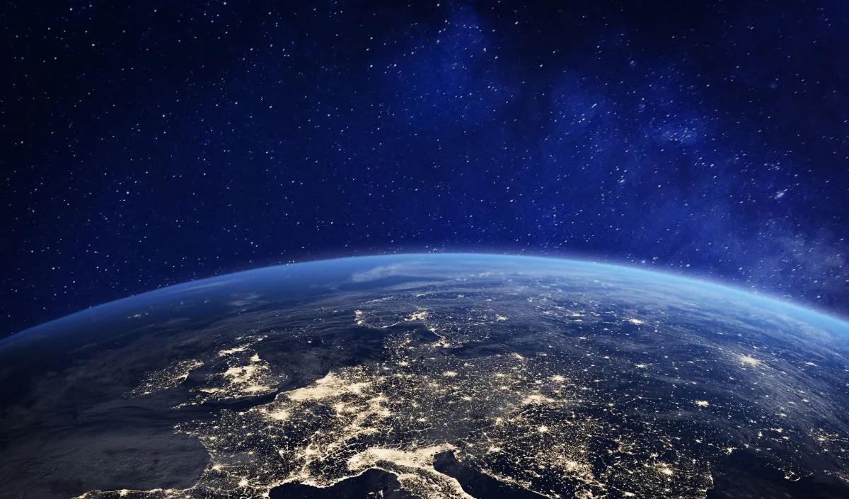 Oleh karena itu, ada peta web satelit yang dapat dijadikan patokan untuk memantau pergerakan satelit.&nbsp;