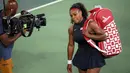 Petenis AS, Serena Williams membawa tasnya usai dikalahkan petenis Ukraina, Elina Svitolina di babak ketiga Olimpiade Rio 2016 , Selasa (9/8). Petenis nomor satu dunia itu angkat koper setelah dikalahkan petenis Ukraina 6-4 6-3. (REUTERS/Toby Melville)