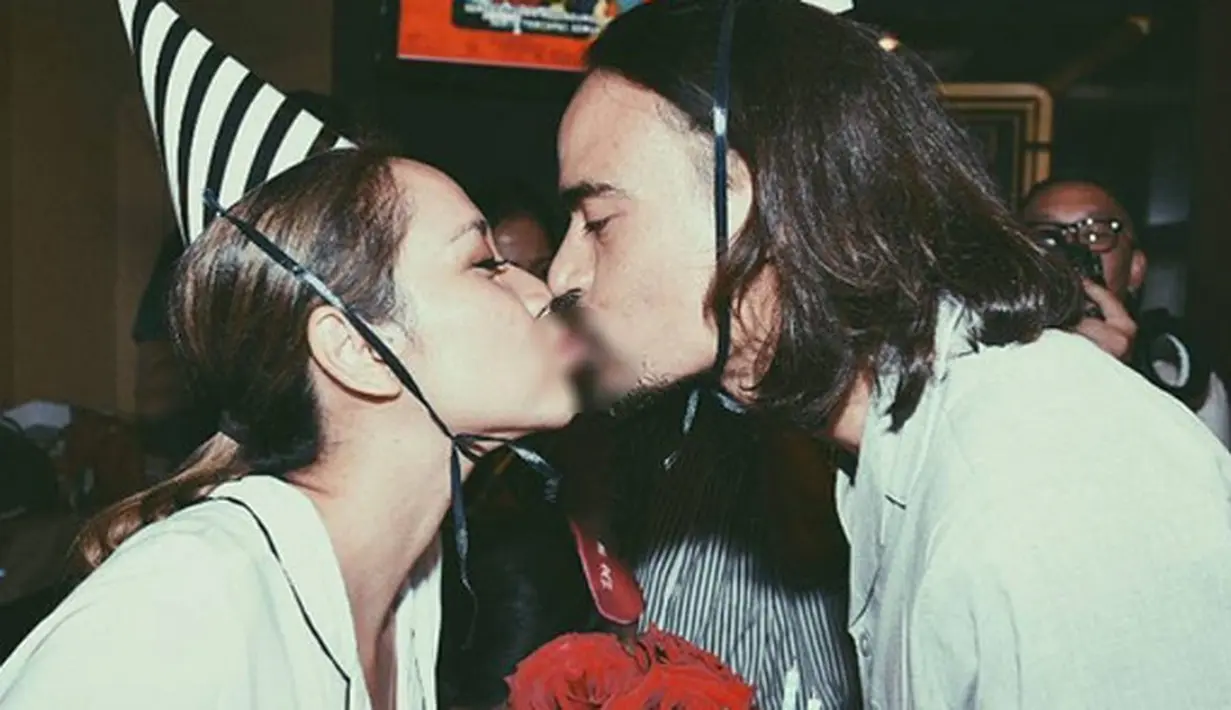 Pemeran sinetron Ashraf Sinclair pada hari Senin, (18/9/2017) baru saja merayakan ulang tahun yang ke-38 tahun. Beberapa foto suasana ulang tahun suami Bunga Citra Lestari itu di unggah dalam akun Instagram. (Instagram/teambcl)