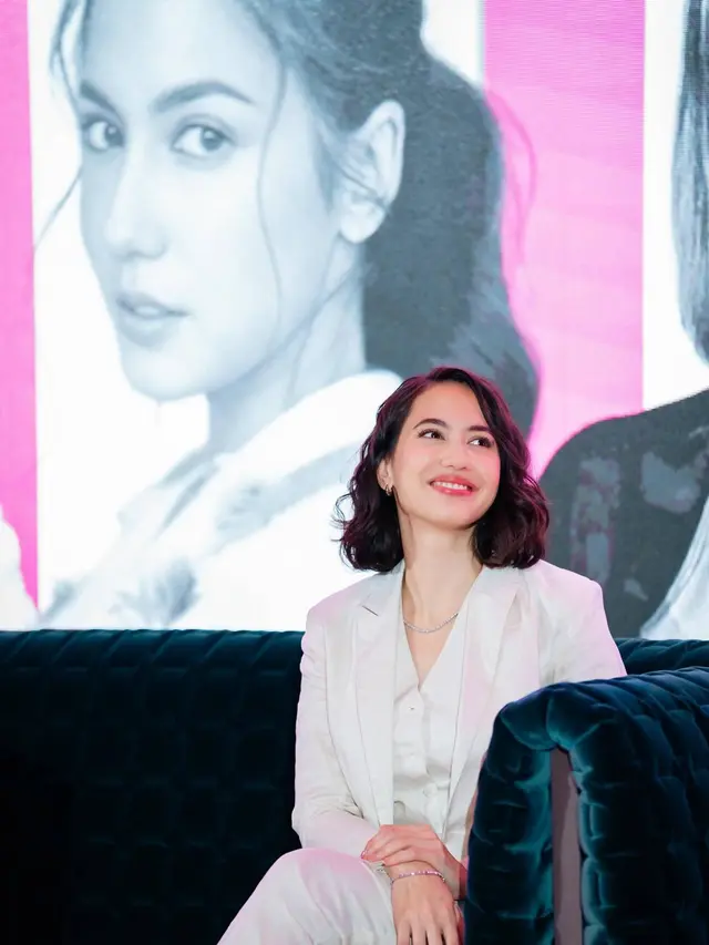Gaya Pevita Pearce dengan Busana Monocrome Ini Makin Menawan