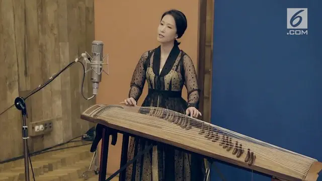 Seorang seniman asal Negeri Ginseng, Lee Jungpyo, membawakan lagu Bengawan Solo dengan bahasa Korea. Ia melantunkan lagu ciptaan Gesang tersebut dengan alat musik petik khas Korea.