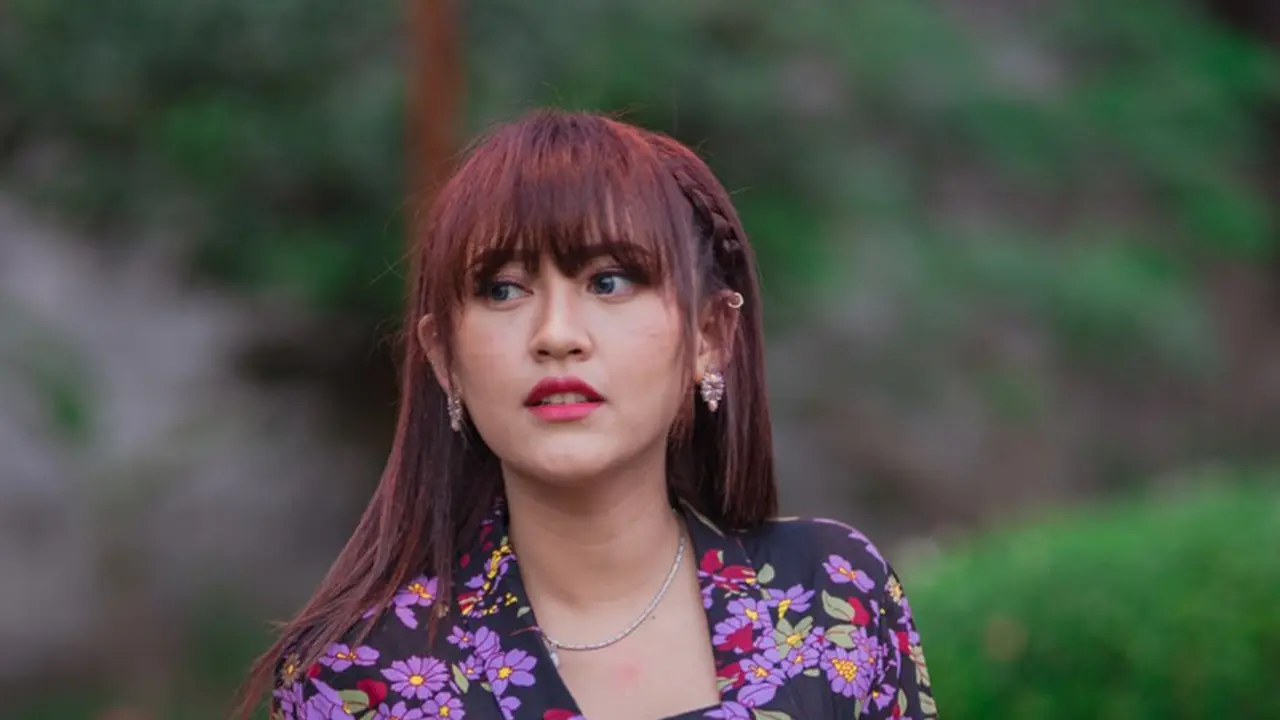 Gaya Menawan Happy Asmara Saat Pakai Kebaya Berwarna Ungu, Bak Kembang Desa. (Sumber: Instagram/fuadromadhona)