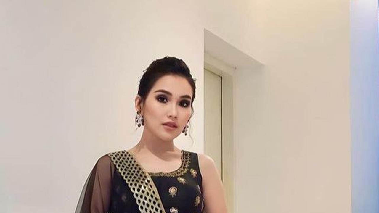 Disebut Jauh Lebih Elegan, Berikut Ini 8 Potret Ayu Ting Ting Bikin Pangling Kenakan Sari Hitam Bak Gadis India